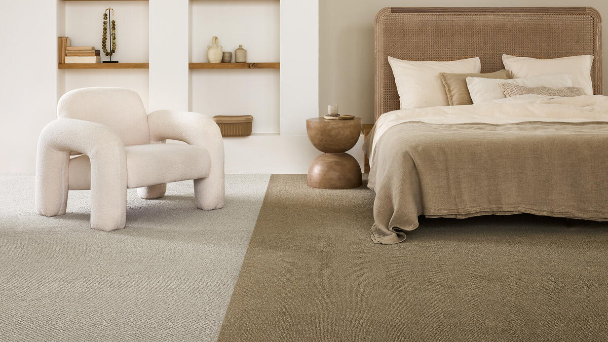 Slaapkamer met beige en taupe tapijt van Desso, bouclé fauteuil en opgemaakt bed