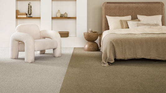 Slaapkamer met beige en taupe tapijt van Desso, bouclé fauteuil en opgemaakt bed