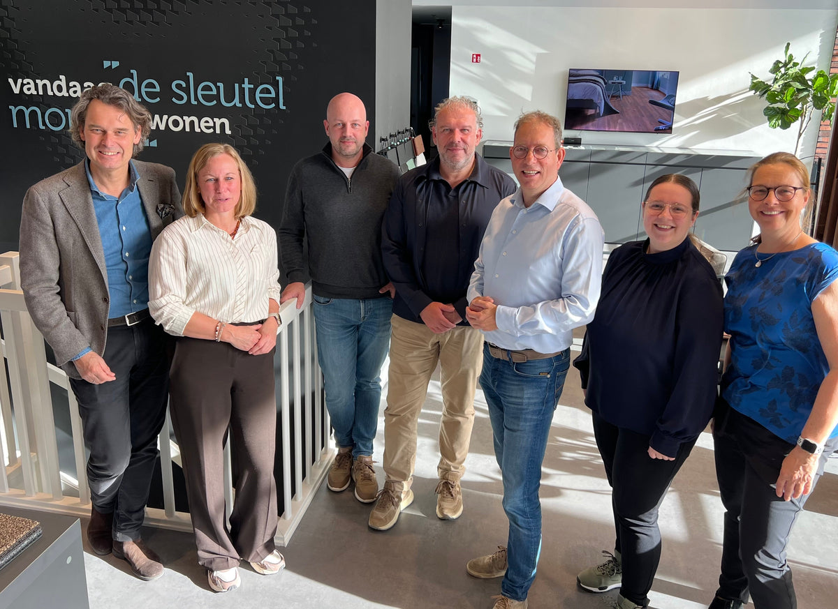 Medewerkers van Hofmans at Home en LIV Woonklaar samen in een showroom