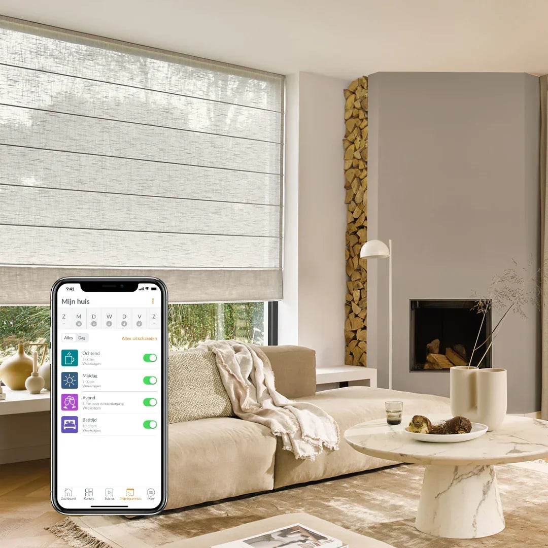 Woonkamer met linnen vouwgordijn en smartphone met app voor slimme raamdecoratie