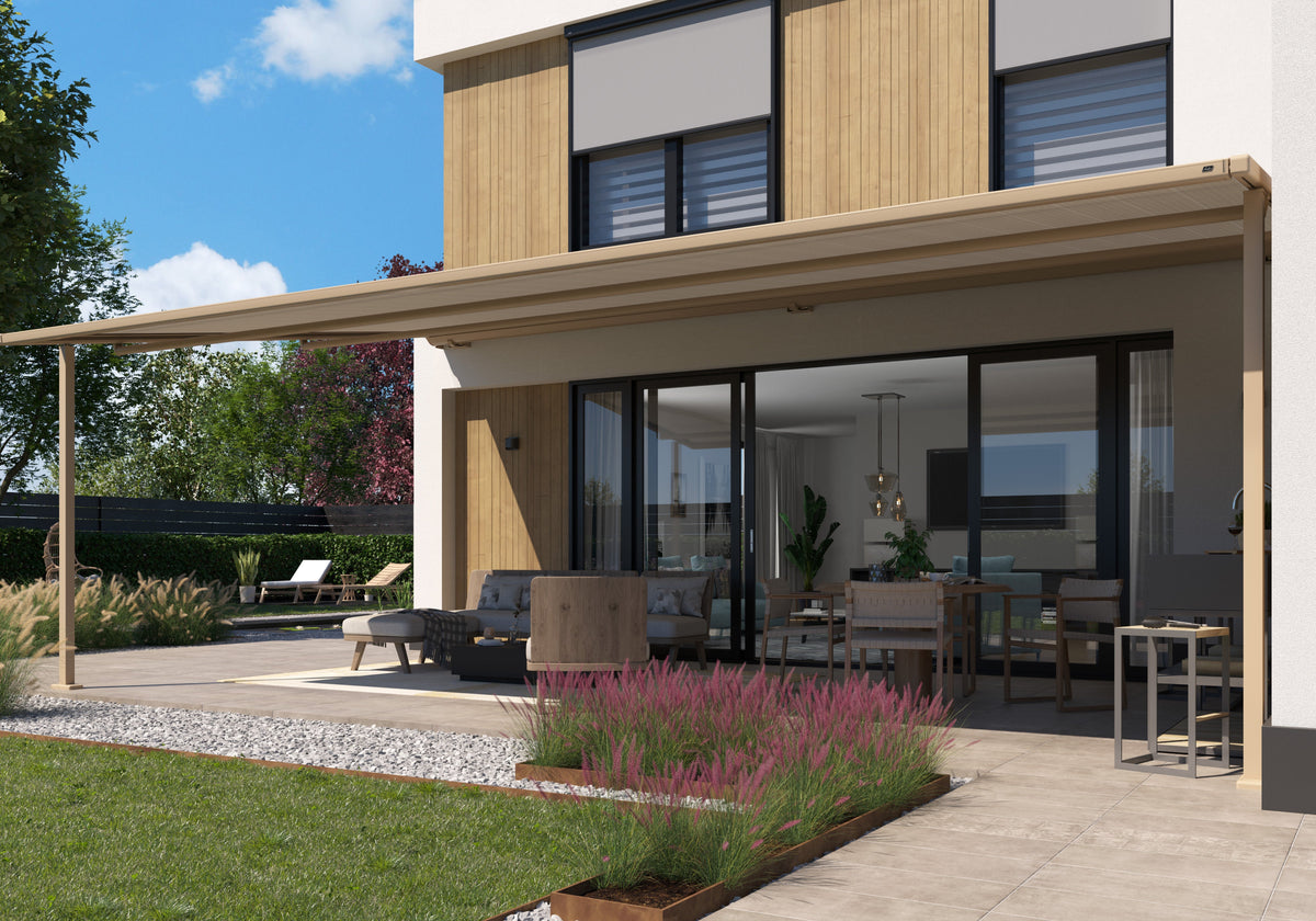 Terrasoverkapping met zonwering aan een moderne woning met tuin en loungeset