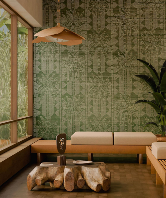 Zithoek met groen luxe behang met grafisch patroon, houten bank en boomstam salontafel