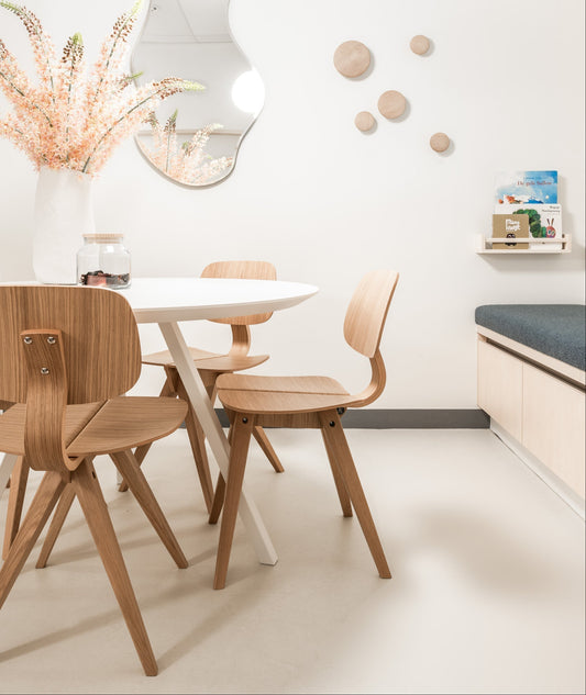 Familiekamer in het Ronald McDonald Huis Nijmegen met ronde tafel, houten stoelen en lichte vloer