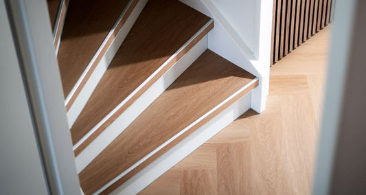 Trap bekleed met PVC in houtlook met witte stootborden, aansluitend op de PVC-vloer