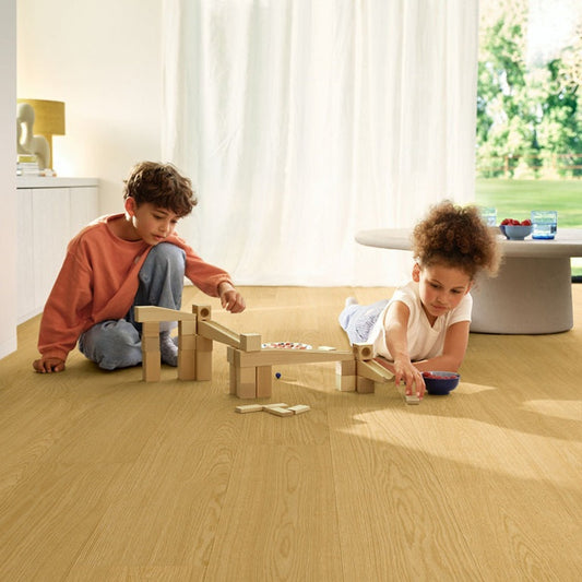 Twee kinderen spelen met houten blokken op een lichte vloer met vloerverwarming