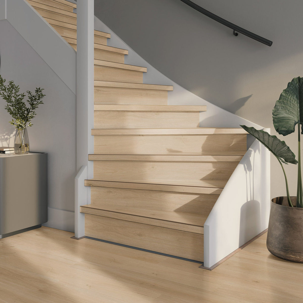 Trap met lichte houtlook traptreden van Vivafloors in een moderne hal