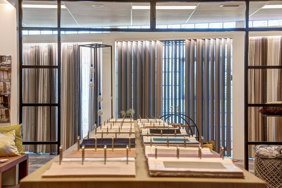 Vitrage en inbetween gordijnen met stalentafel in de showroom van Hofmans at Home