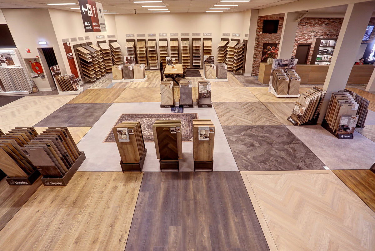 PVC-afdeling in de showroom van Hofmans at Home met vloeren en stalenrekken