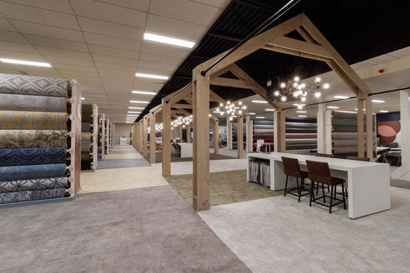 Tapijtafdeling in de showroom van Hofmans at Home met tapijtrollen, vloerkleden en kamerbreed tapijt