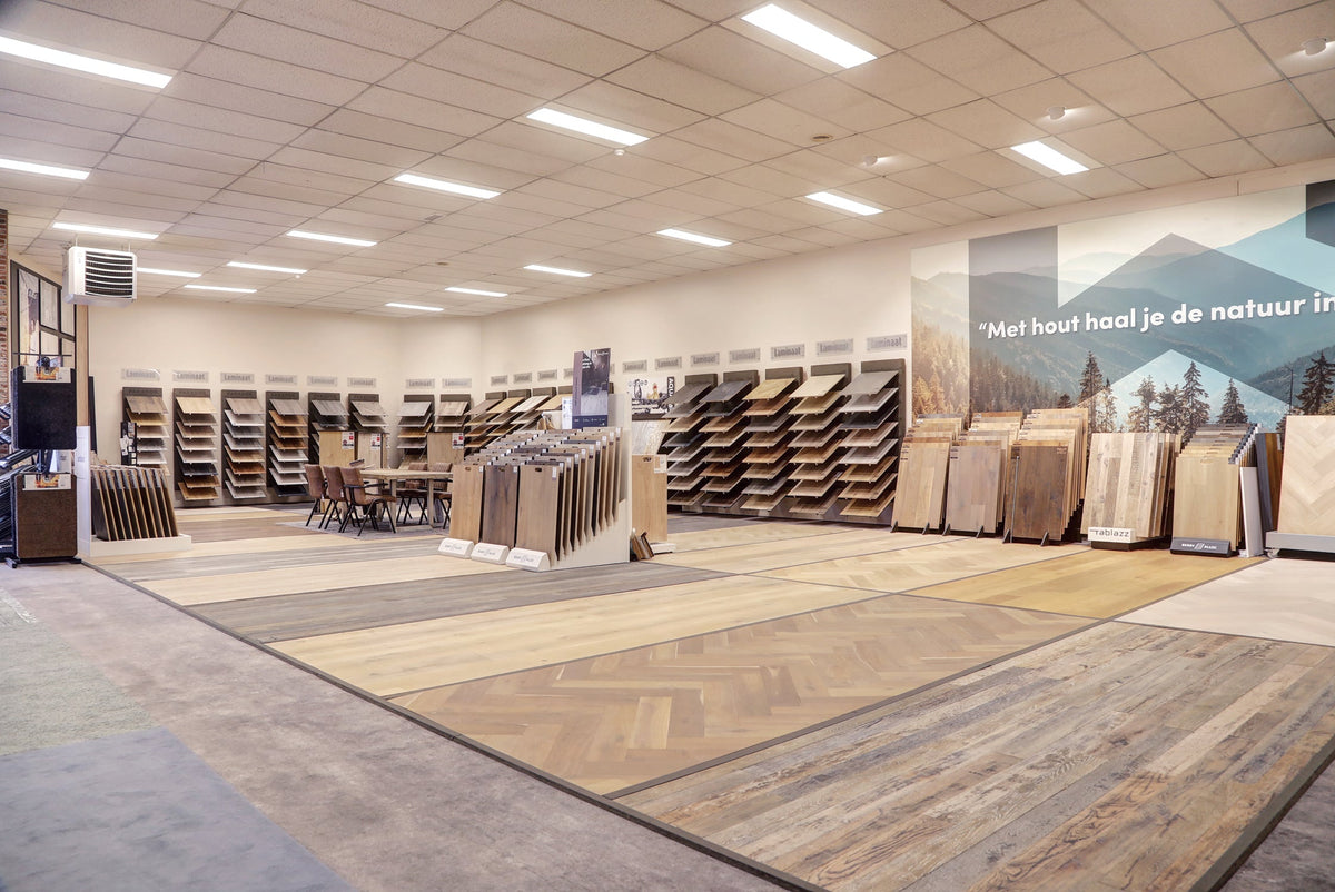 Laminaatafdeling in de showroom van Hofmans at Home met grootformaat laminaatvloeren en stalenrekken