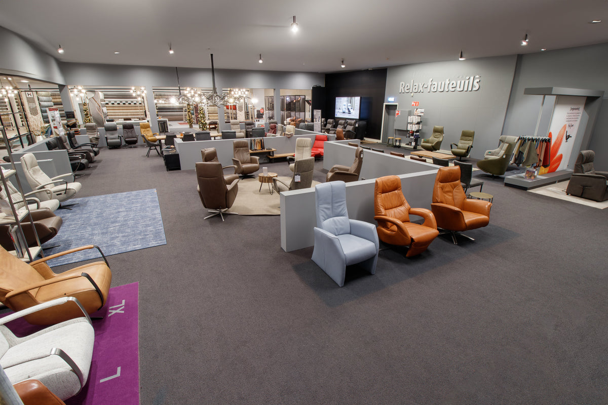 Relaxfauteuils in diverse kleuren en modellen in de showroom van Hofmans at Home