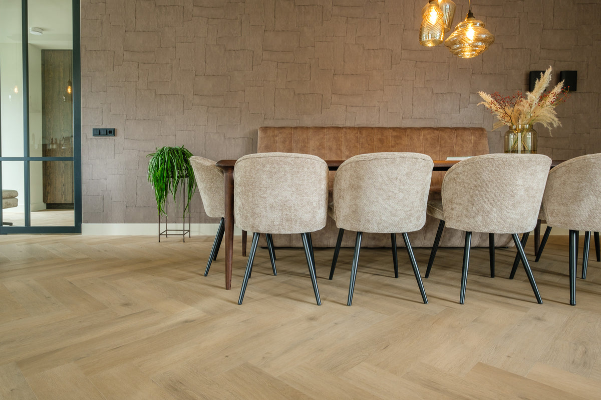 Eetkamer met lichte eiken visgraatvloer Attico XL, beige stoelen en houten eettafel