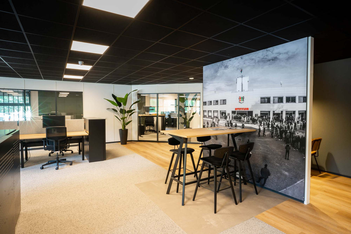 Kantoor van N.E.C. in het Goffertstadion met houten vloer, tapijt en historische fotowand