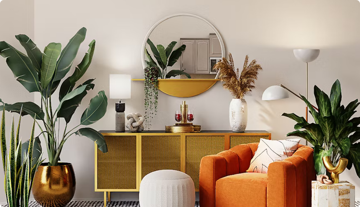 Woonkamer met oranje fauteuil, gouden dressoir, ronde spiegel en grote planten