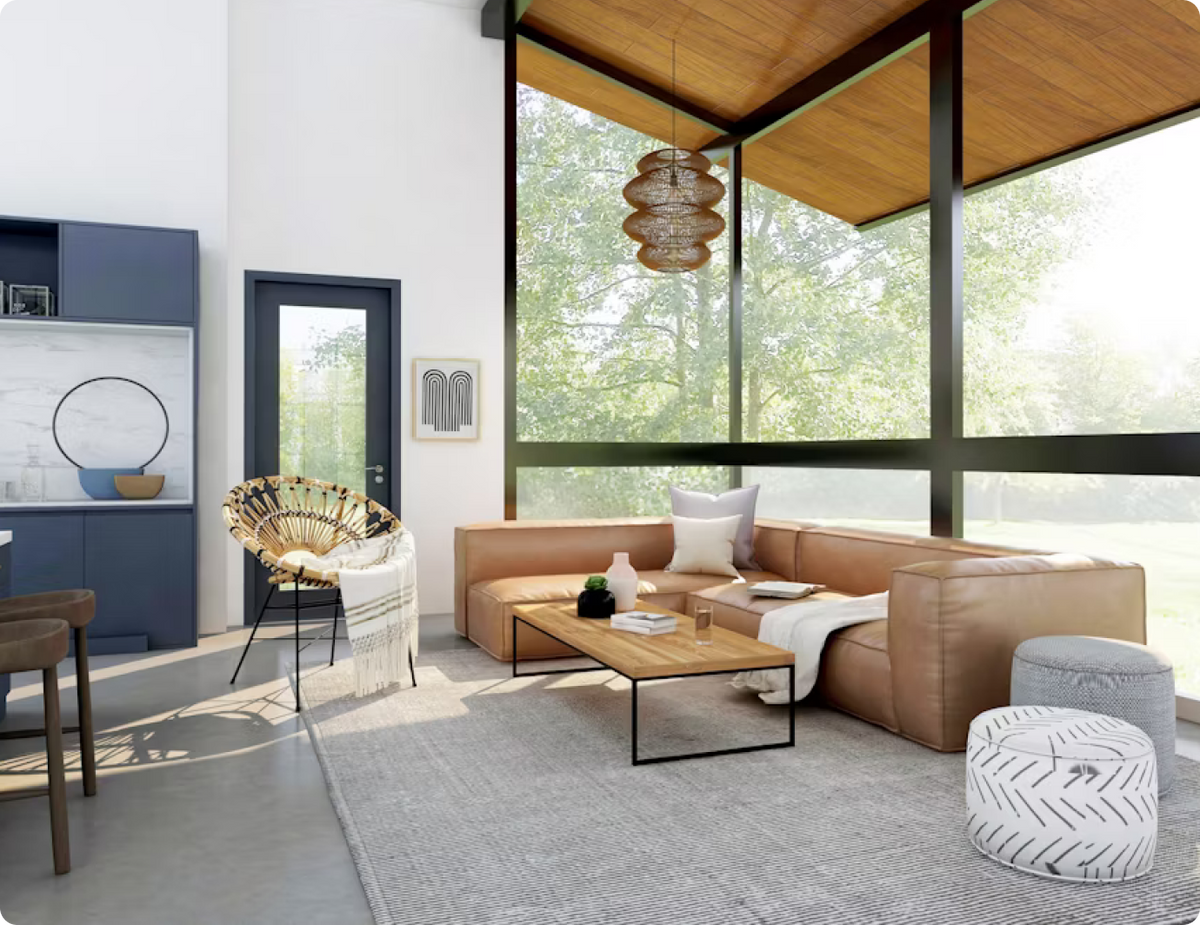 Woonkamer met grote ramen, cognac lederen hoekbank, lichtgrijs vloerkleed en houten salontafel
