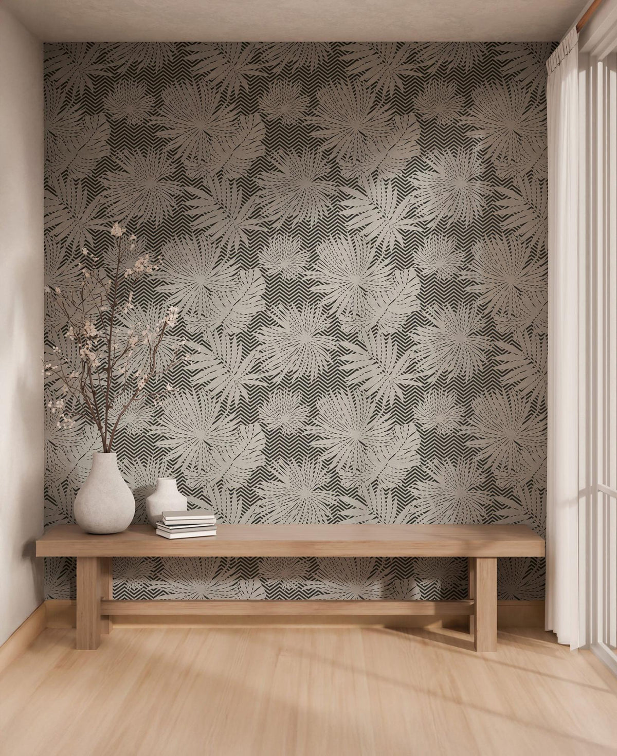 Nis met grijs Missoni Home behang met bladpatroon, houten bankje en vazen