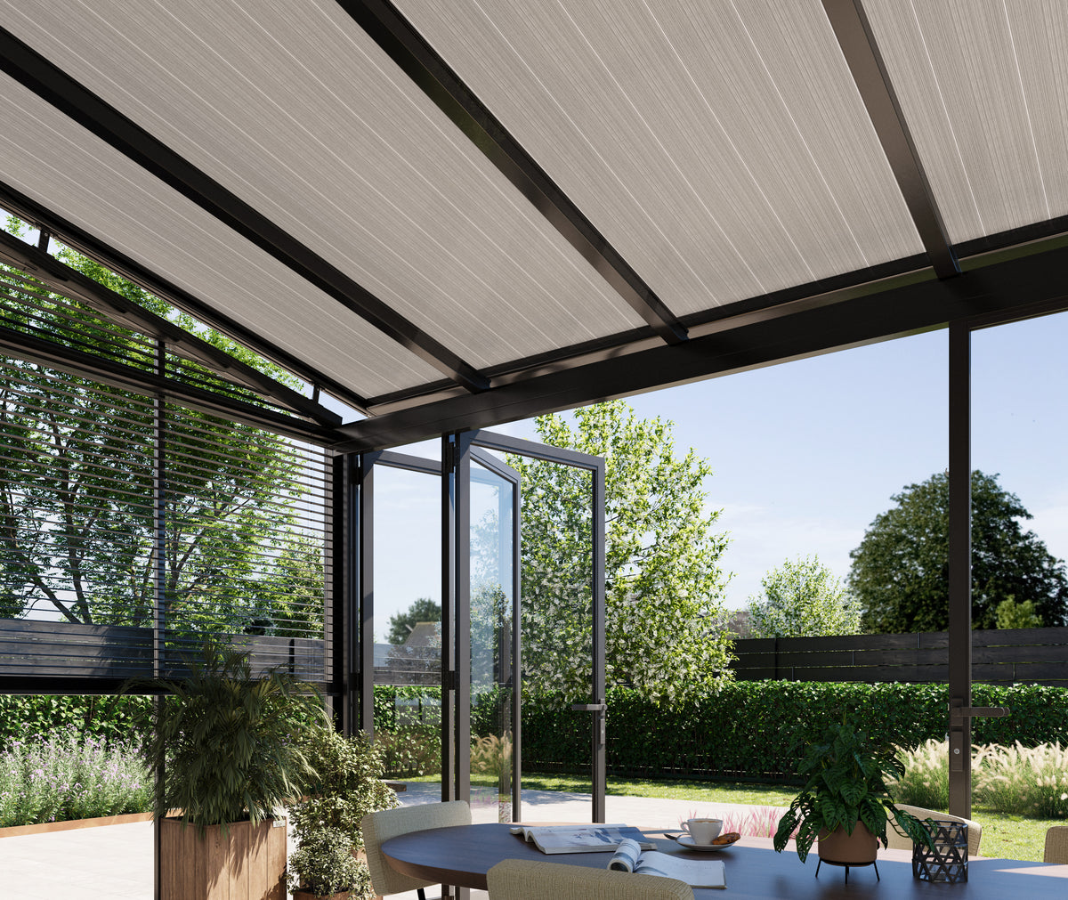 Terrasoverkapping met lichte zonwering en zijscherm boven een tuintafel met uitzicht op de tuin