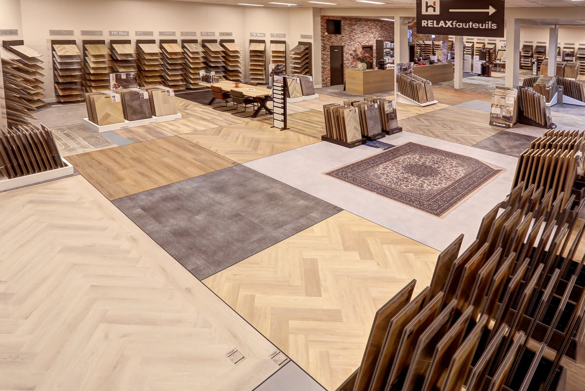 PVC-afdeling in de showroom van Hofmans at Home met visgraatvloeren en stalenrekken