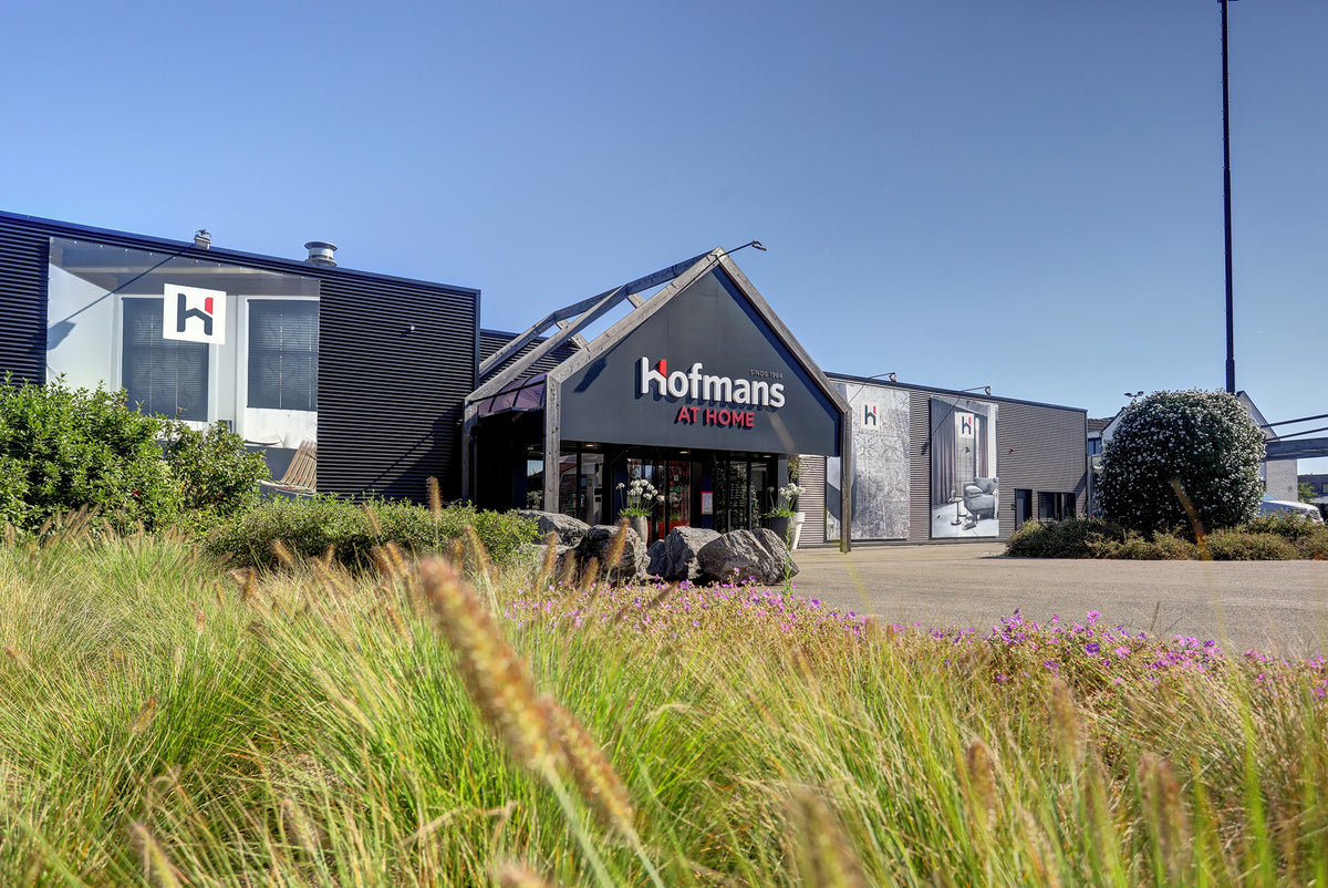 Buitenaanzicht van Hofmans at Home, de grootste showroom van Nederland voor vloeren, raamdecoratie en interieurinspiratie