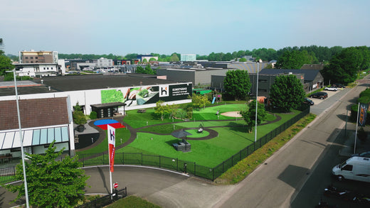Productvideo met beelden van kunstgras waarin de uitstraling en toepassingsmogelijkheden worden getoond bij in de grote showtuin van Hofmans at Home in Cuijk.