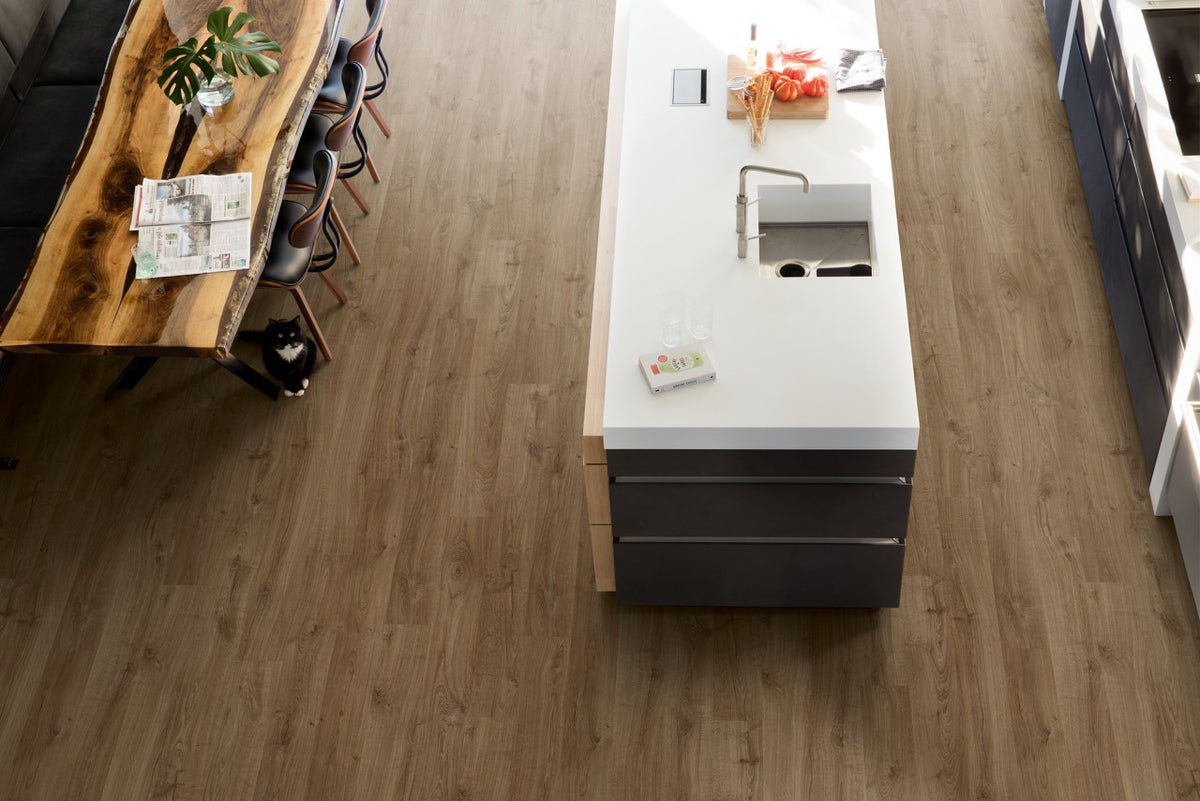 Bovenaanzicht van keuken met Quick-Step laminaat in eikenlook en wit kookeiland