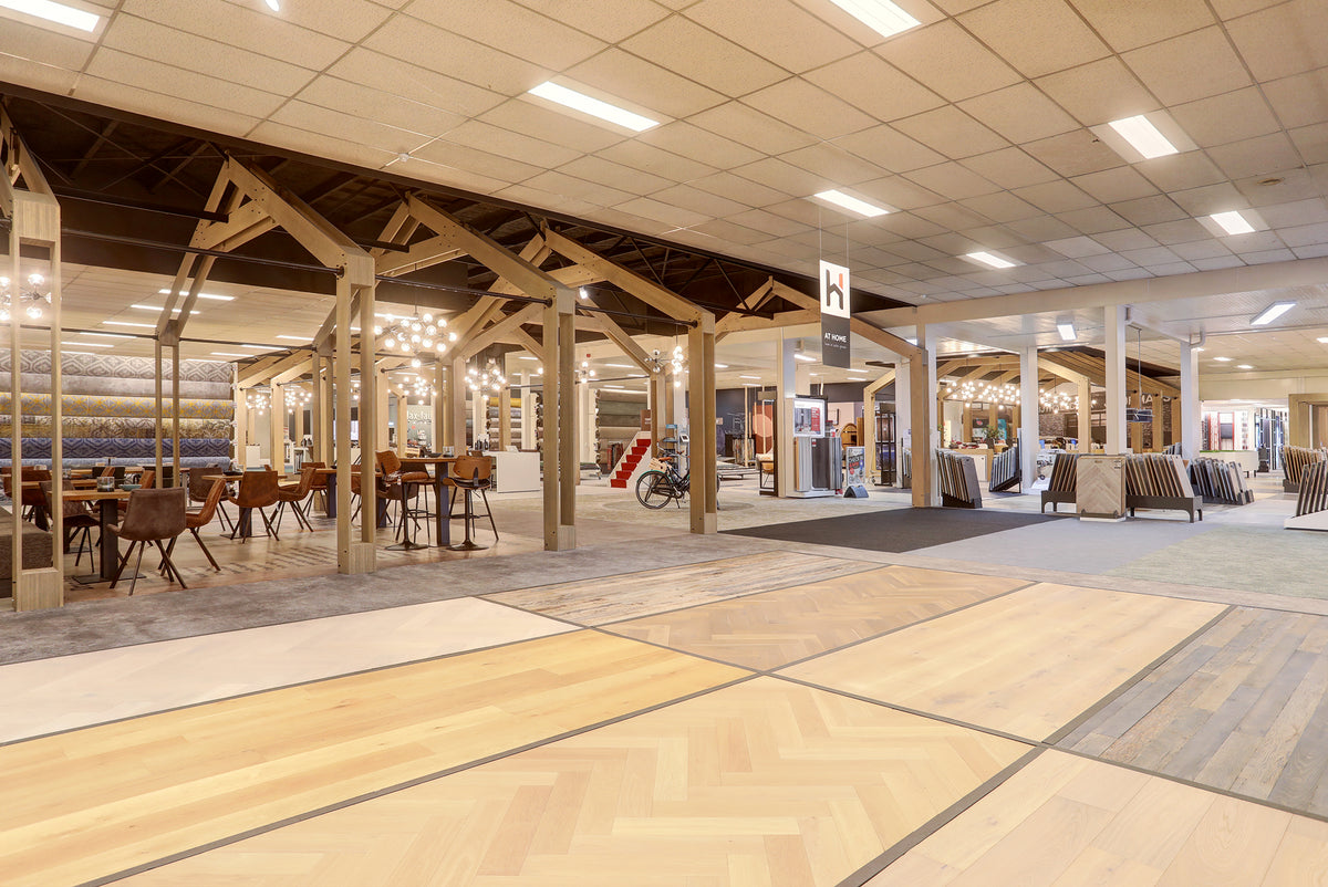 Grootste showroom van Nederland: Hofmans at Home met parketvloeren, tapijt en koffiehoek