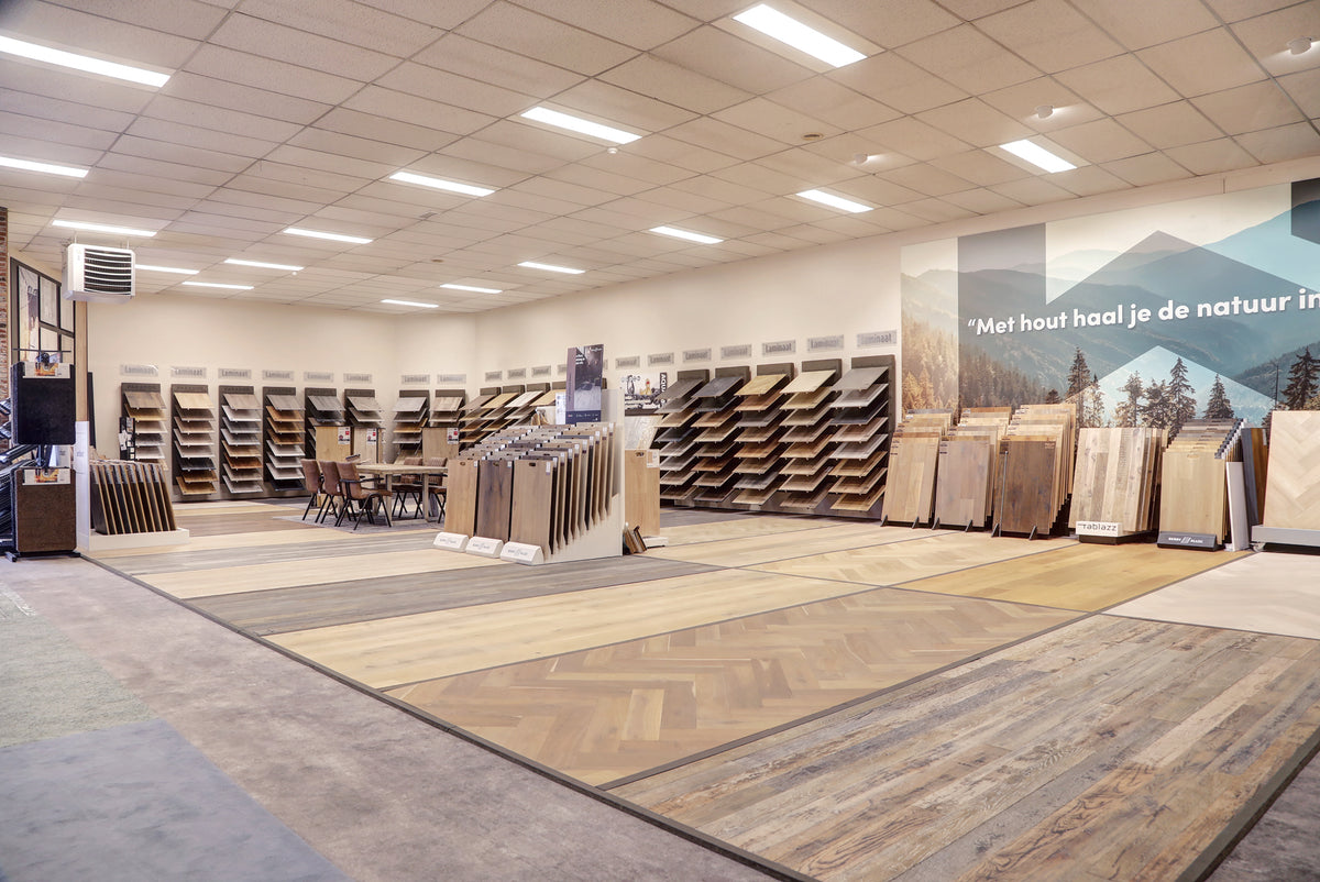 Vloerenafdeling in de showroom van Hofmans at Home met laminaat en parketvloeren op de vloer