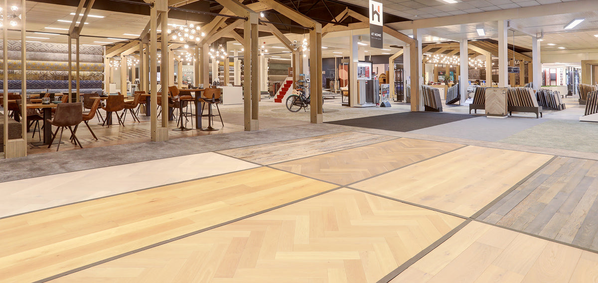 Showroom Hofmans at Home in Cuijk met uitgebreide collectie parketvloeren in visgraat en plankmotief, onderdeel van de grootste showroom van Nederland.