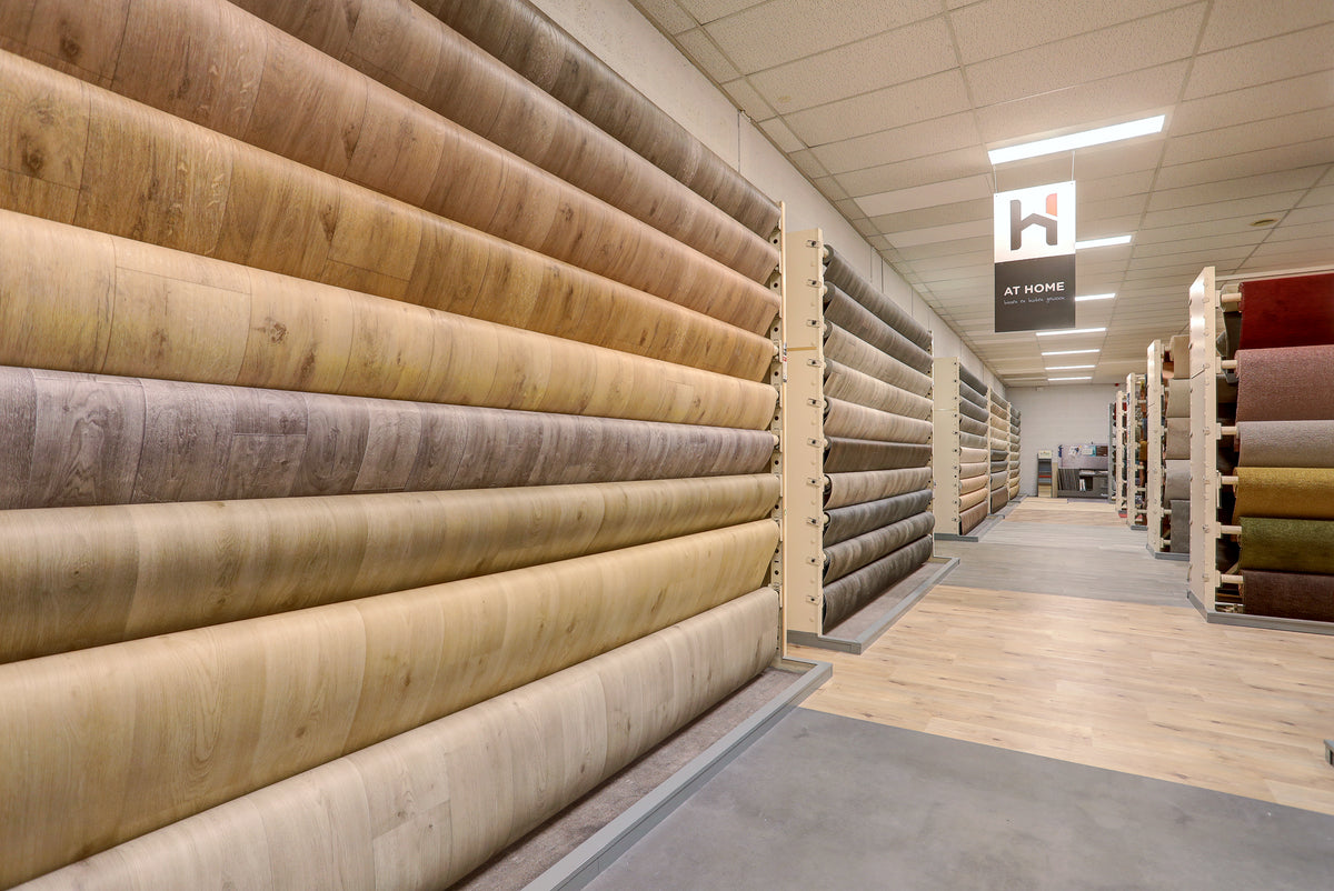 Showroom Hofmans at Home in Cuijk met ruime collectie vinylvloeren in natuurlijke hout- en steendessins, onderdeel van de grootste showroom van Nederland.