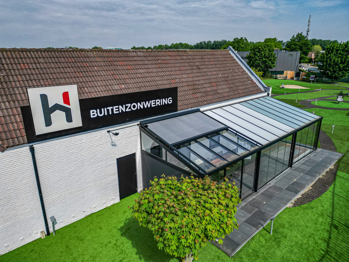 De grootste showtuin van Nederland bij Hofmans at Home met buitenszonwering en kunstgras presentatie