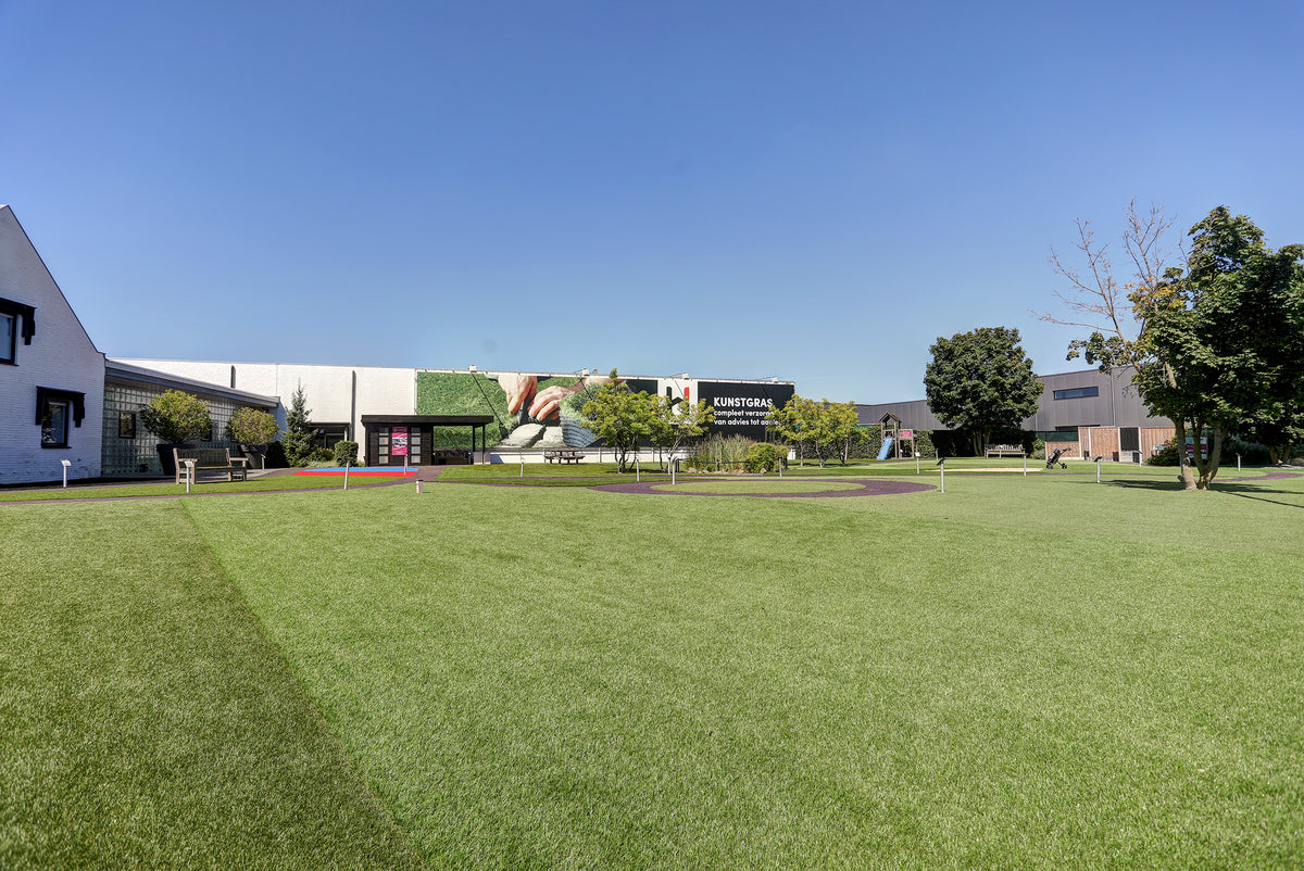 De grootste kunstgras showtuin van Nederland bij Hofmans at Home in Cuijk, met uitgebreide collectie kunstgras op groot formaat