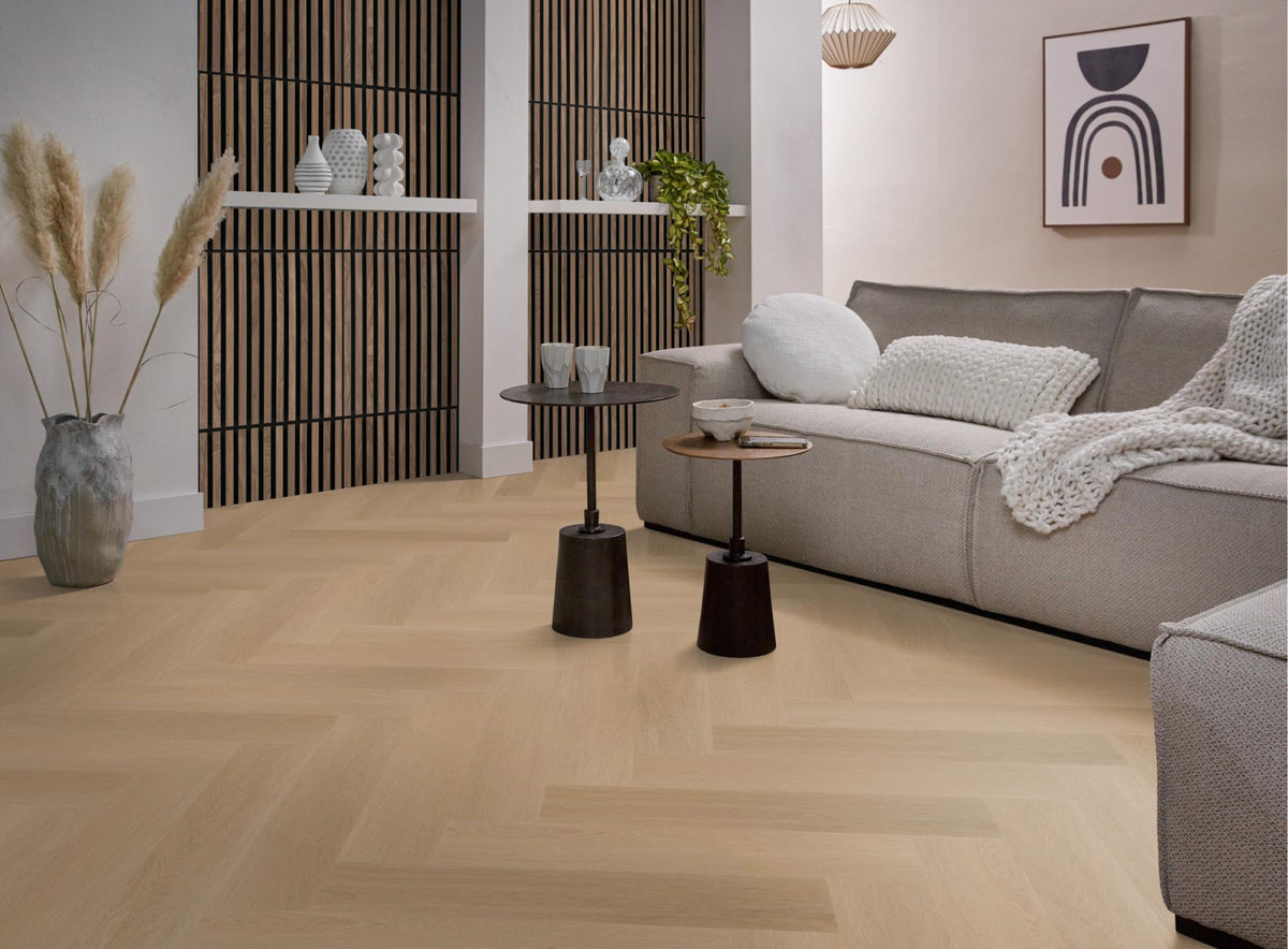 Sfeervolle woonkamer met moderne lattenwand van Hofmans at Home, gecombineerd met een lichte vloer en warme inrichting, voor een natuurlijke en stijlvolle uitstraling.