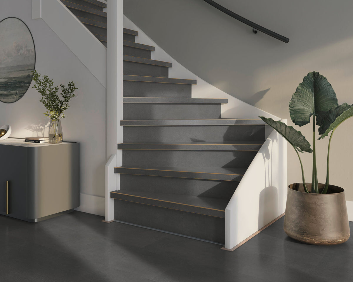 Gerenoveerde trap met grijze Vivafloors PVC-treden en bijpassende PVC-vloer in de hal